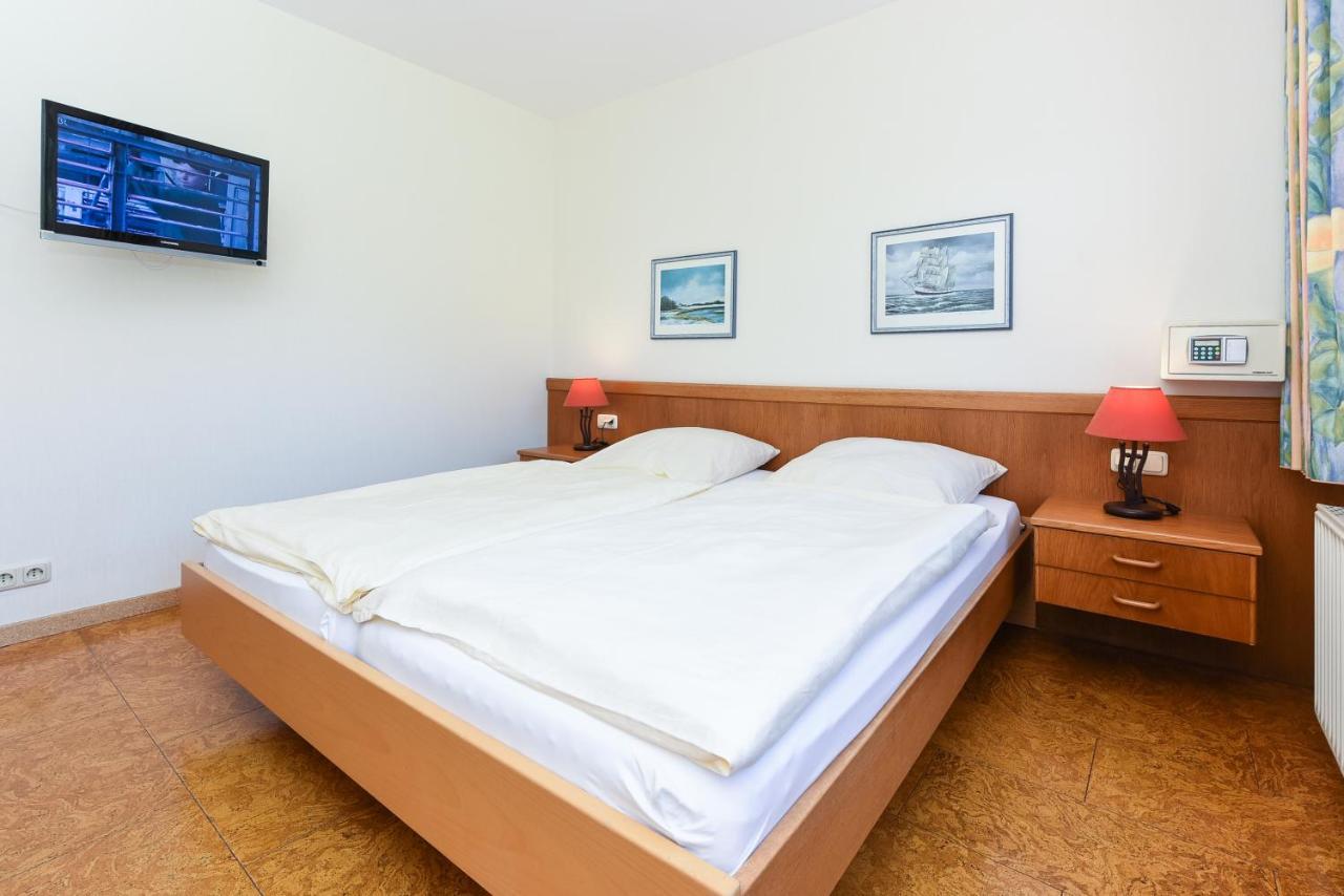 בנסרסיל Hotel-Pension Stoertebeker מראה חיצוני תמונה