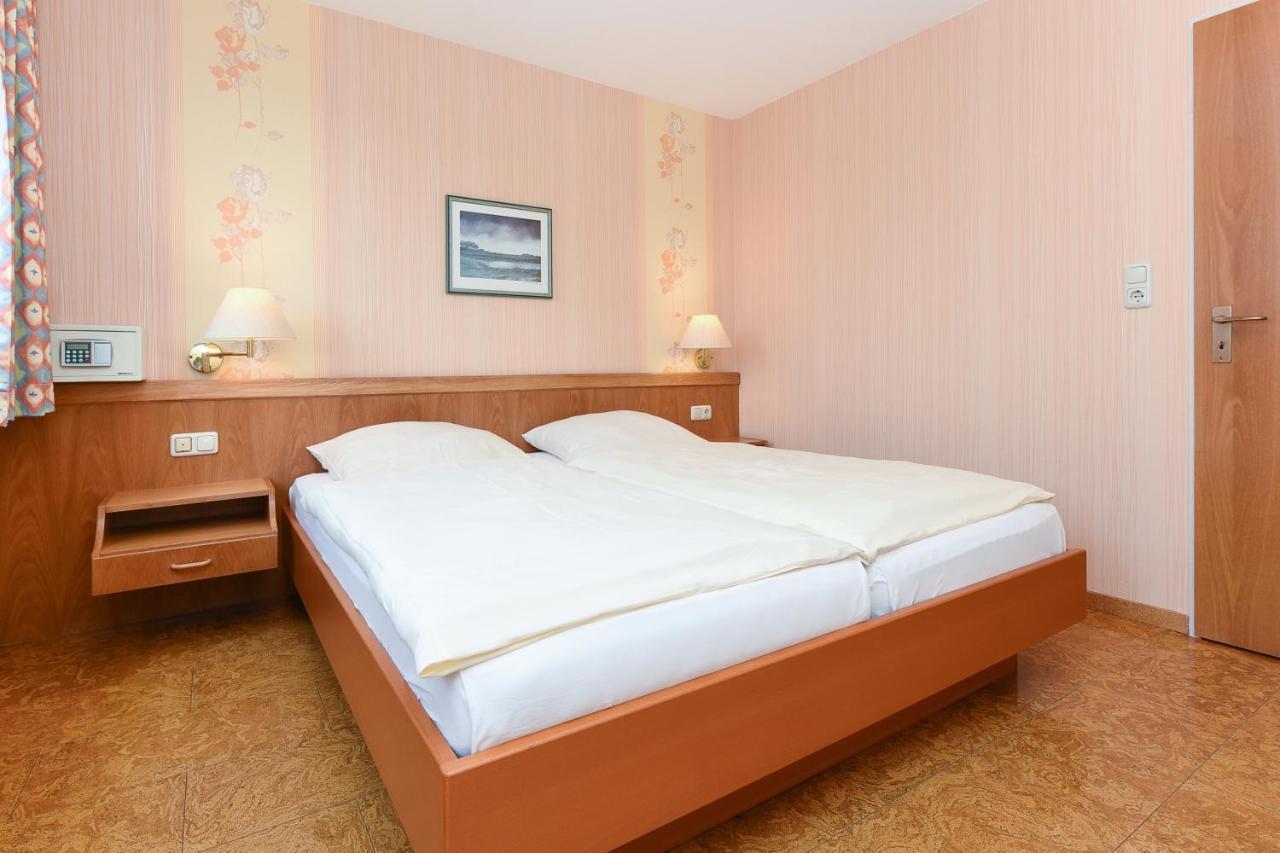 בנסרסיל Hotel-Pension Stoertebeker מראה חיצוני תמונה