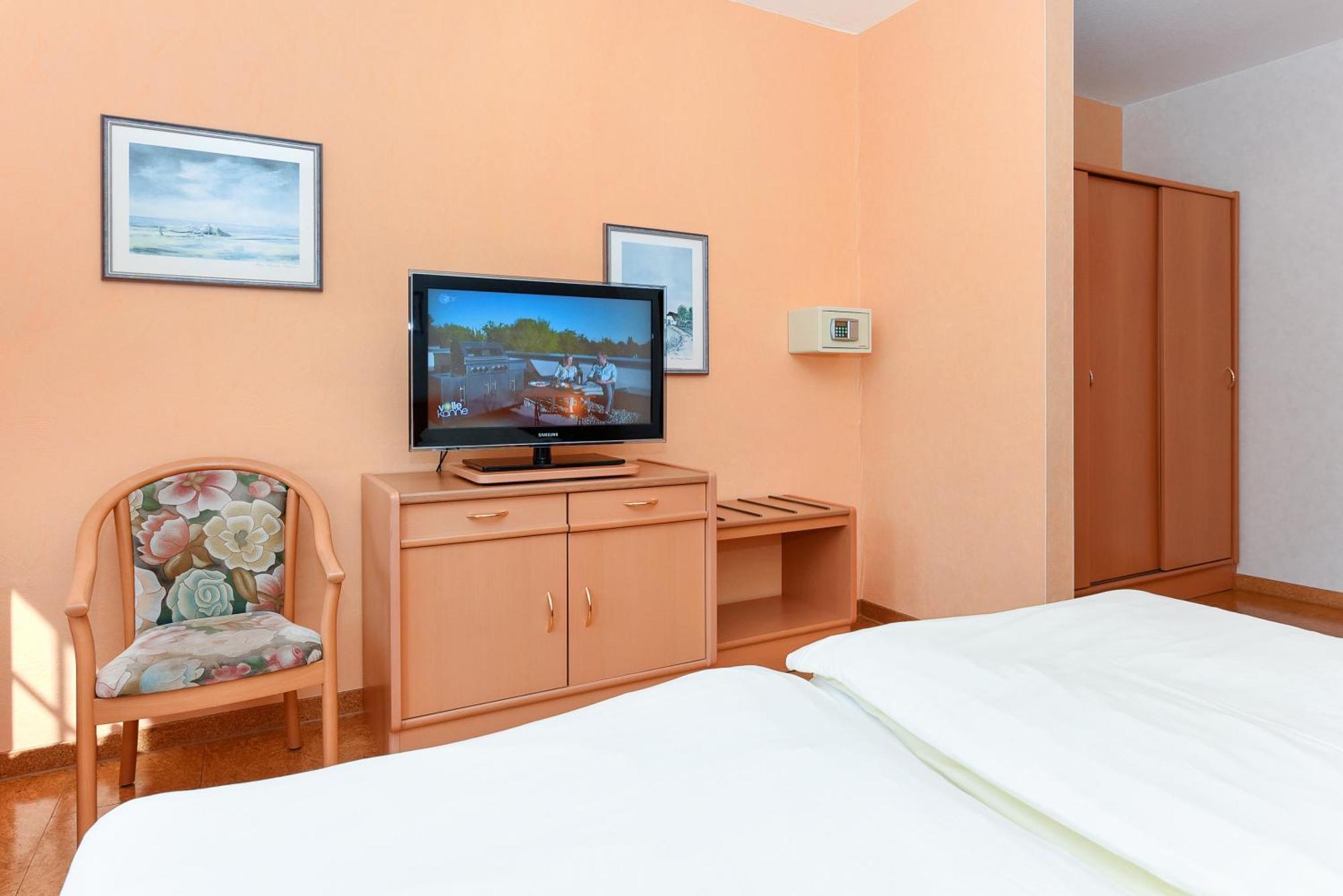 בנסרסיל Hotel-Pension Stoertebeker מראה חיצוני תמונה