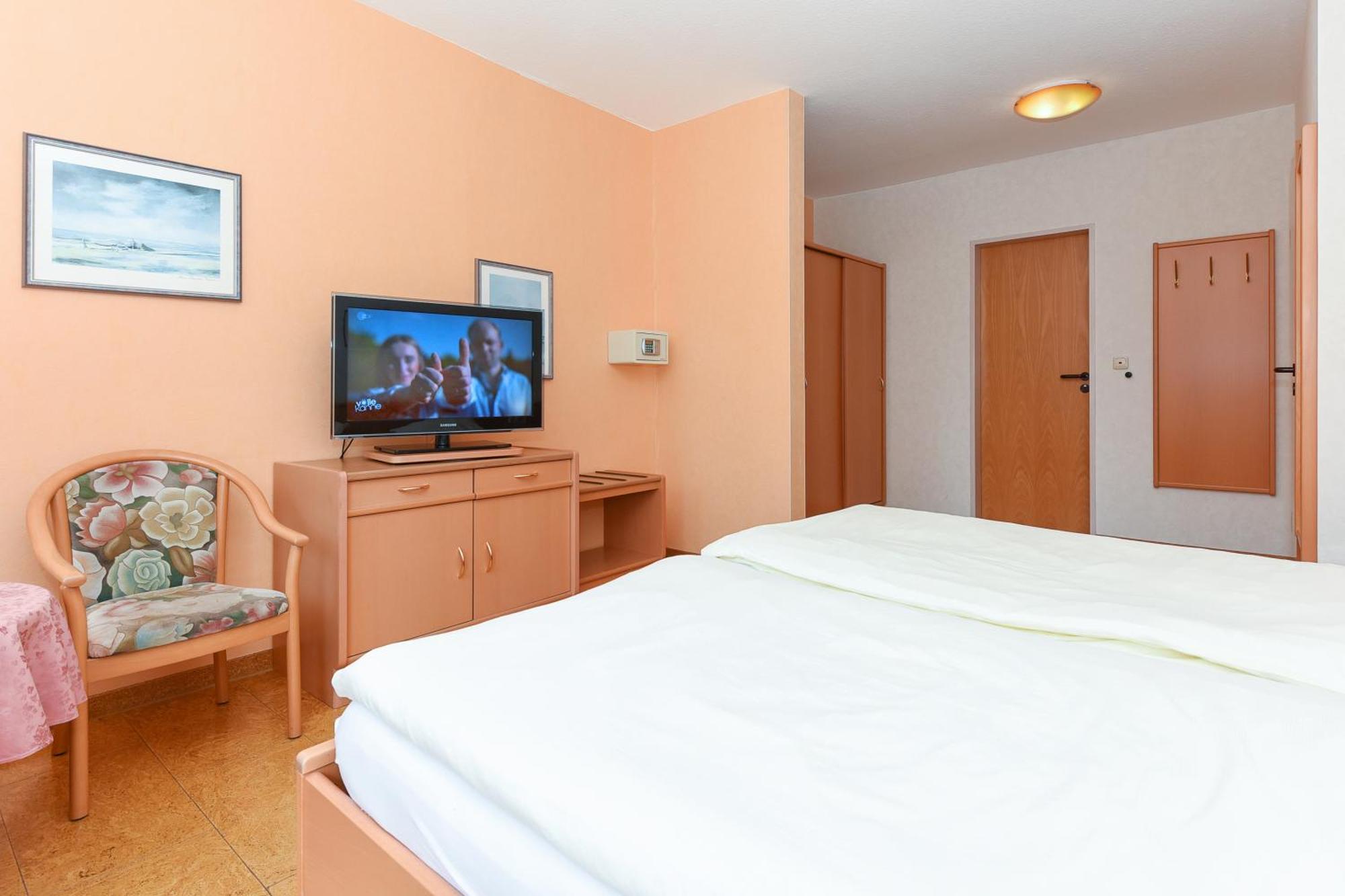 בנסרסיל Hotel-Pension Stoertebeker מראה חיצוני תמונה